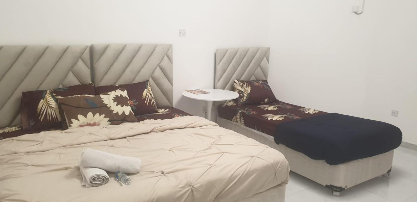 Private Couples Attached Bathroom & Free Private Parking Hourly Rates Available Love hotel