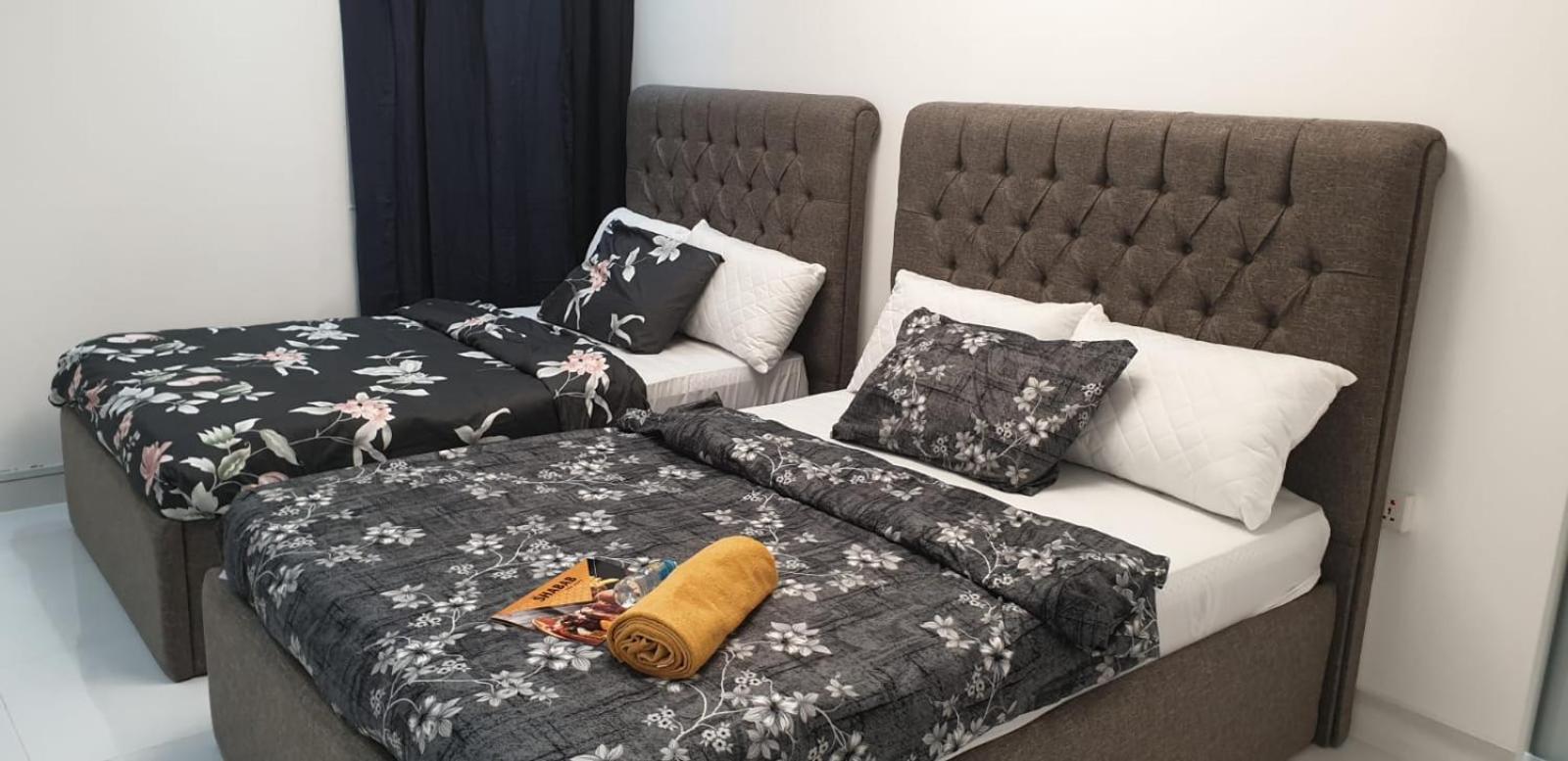 Private Couples Attached Bathroom & Free Private Parking Hourly Rates Available *