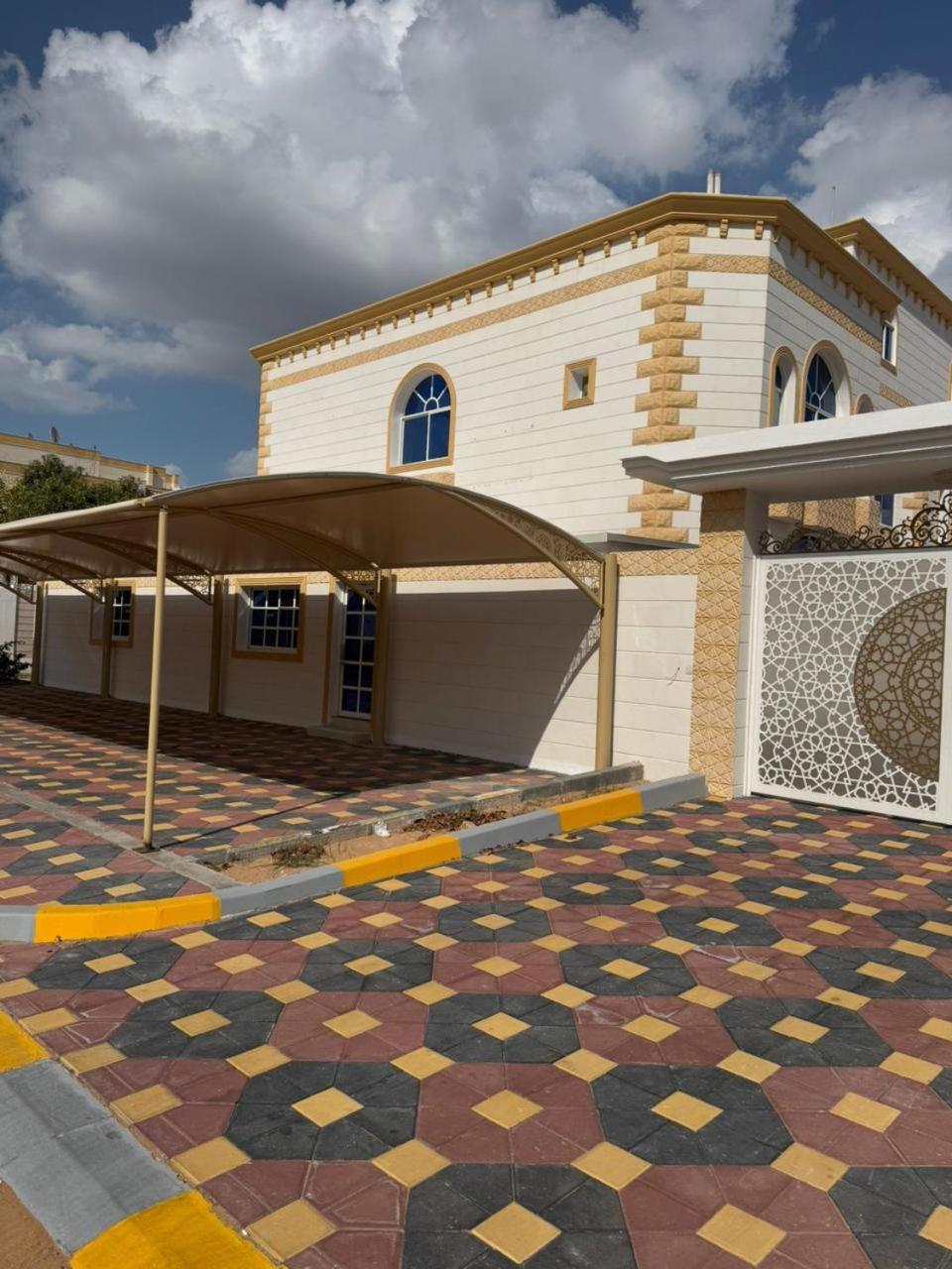 Private Couples Attached Bathroom & Free Private Parking Hourly Rates Available *