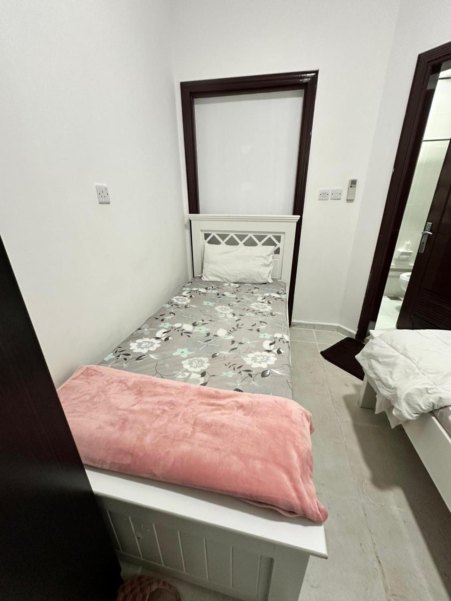 Private Couples Attached Bathroom & Free Private Parking Hourly Rates Available Love hotel *