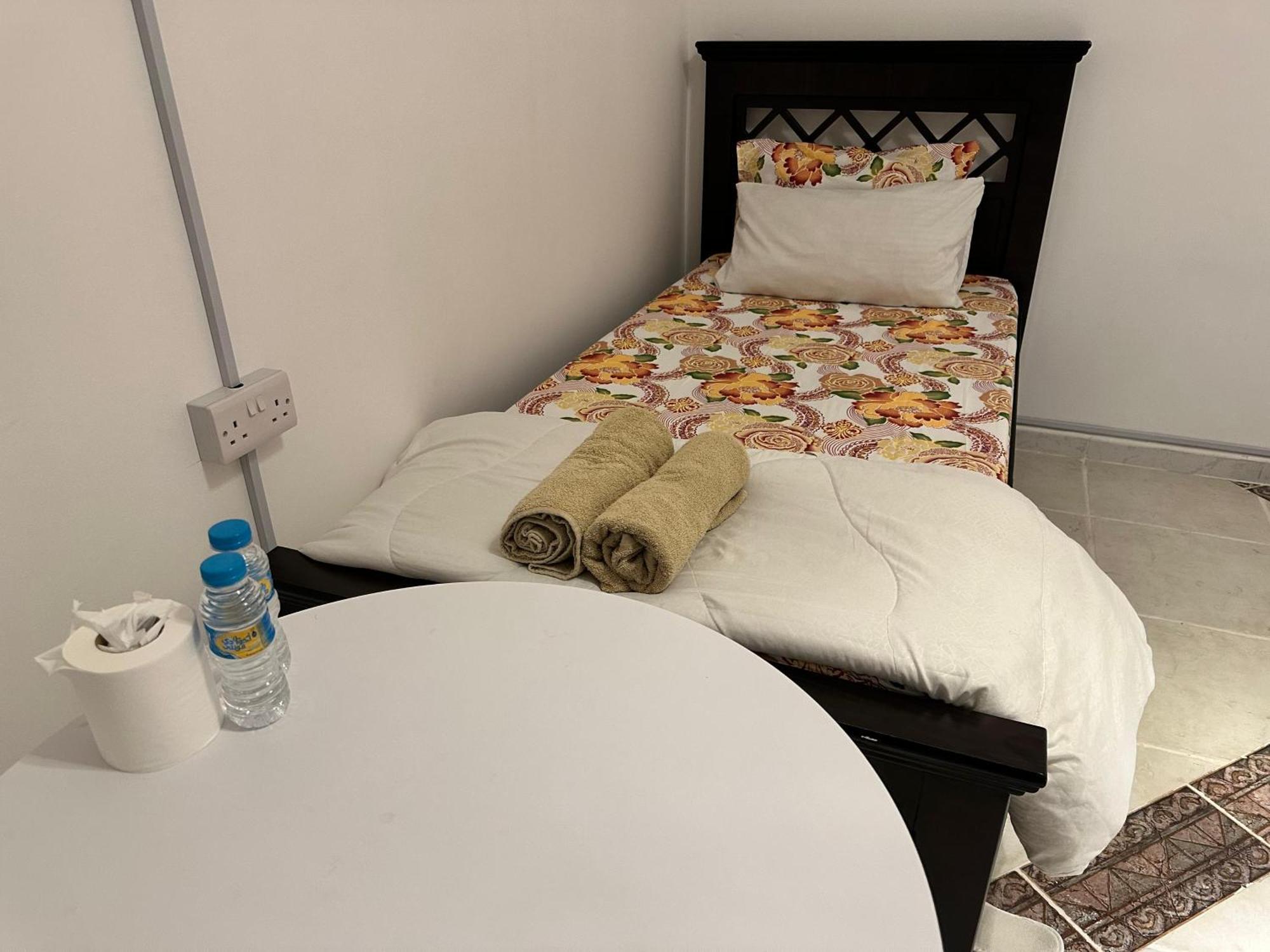 Private Couples Attached Bathroom & Free Private Parking Hourly Rates Available Love hotel *