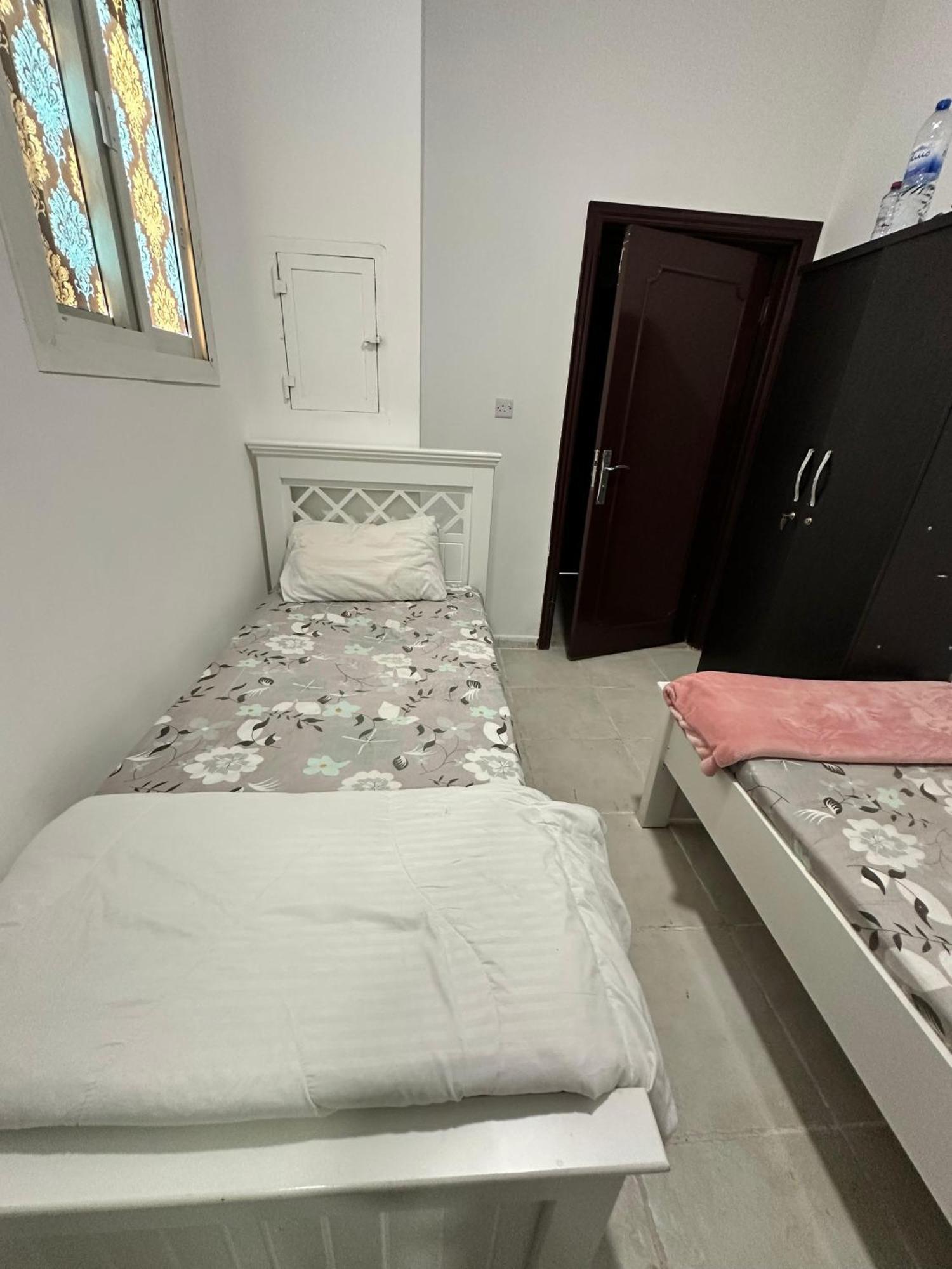 Love hotel Private Couples Attached Bathroom & Free Private Parking Hourly Rates Available *