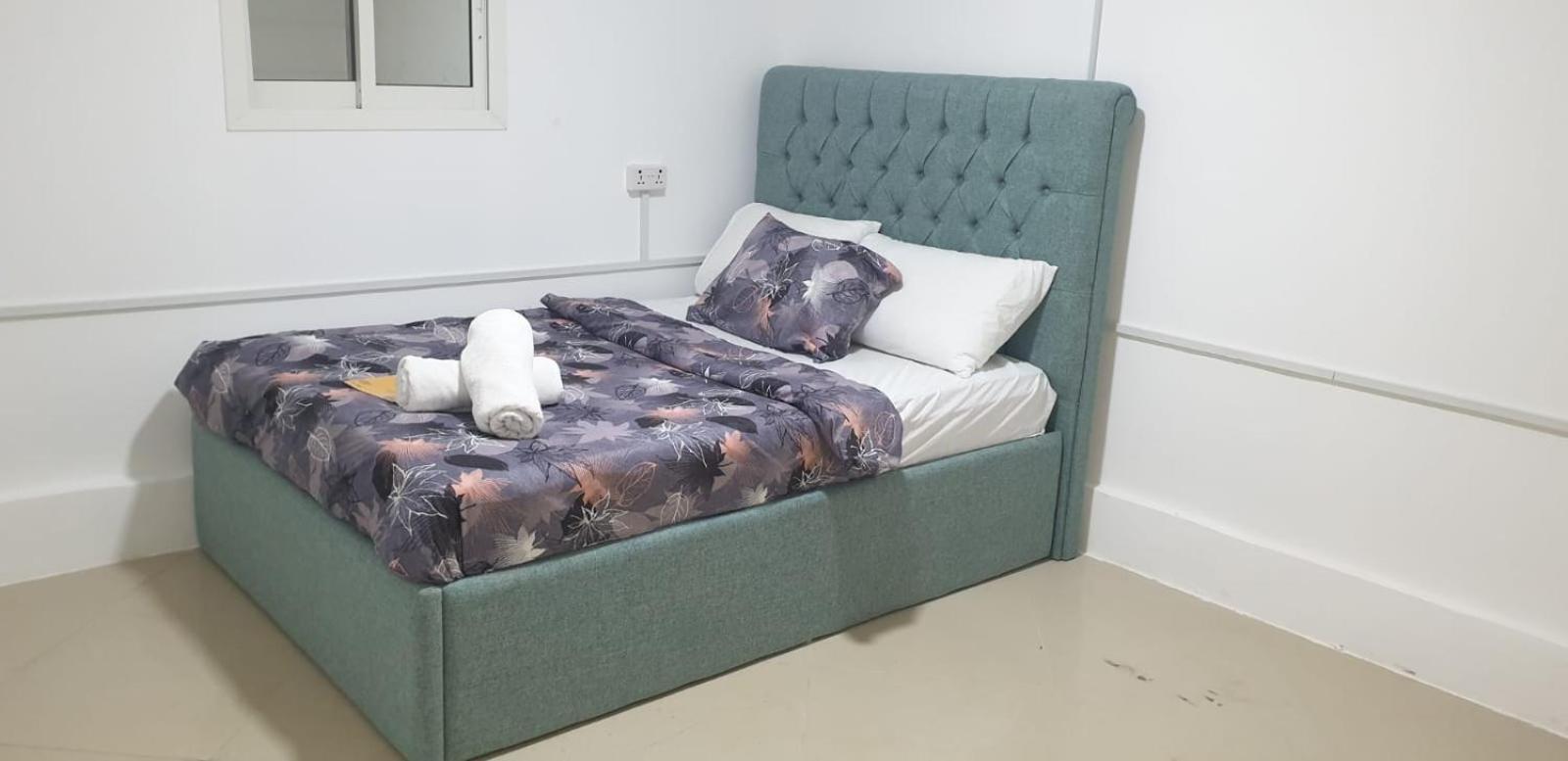 Private Couples Attached Bathroom & Free Private Parking Hourly Rates Available Love hotel *