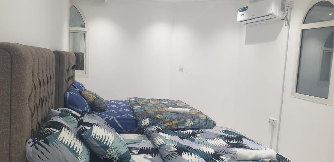 Private Couples Attached Bathroom & Free Private Parking Hourly Rates Available Love hotel