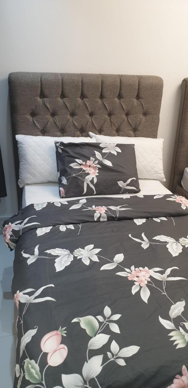 Private Couples Attached Bathroom & Free Private Parking Hourly Rates Available Love hotel