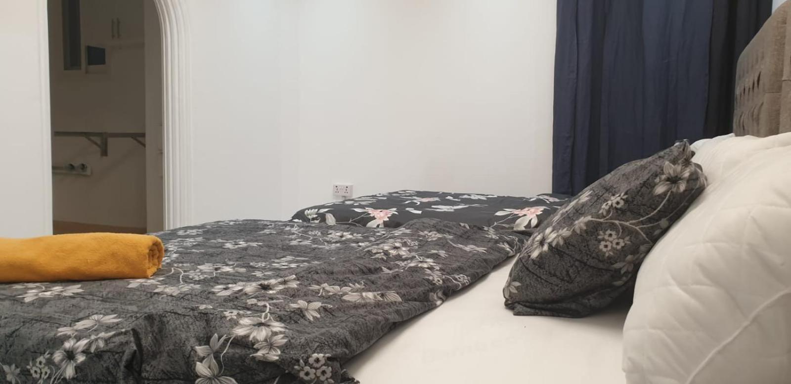 Private Couples Attached Bathroom & Free Private Parking Hourly Rates Available Love hotel