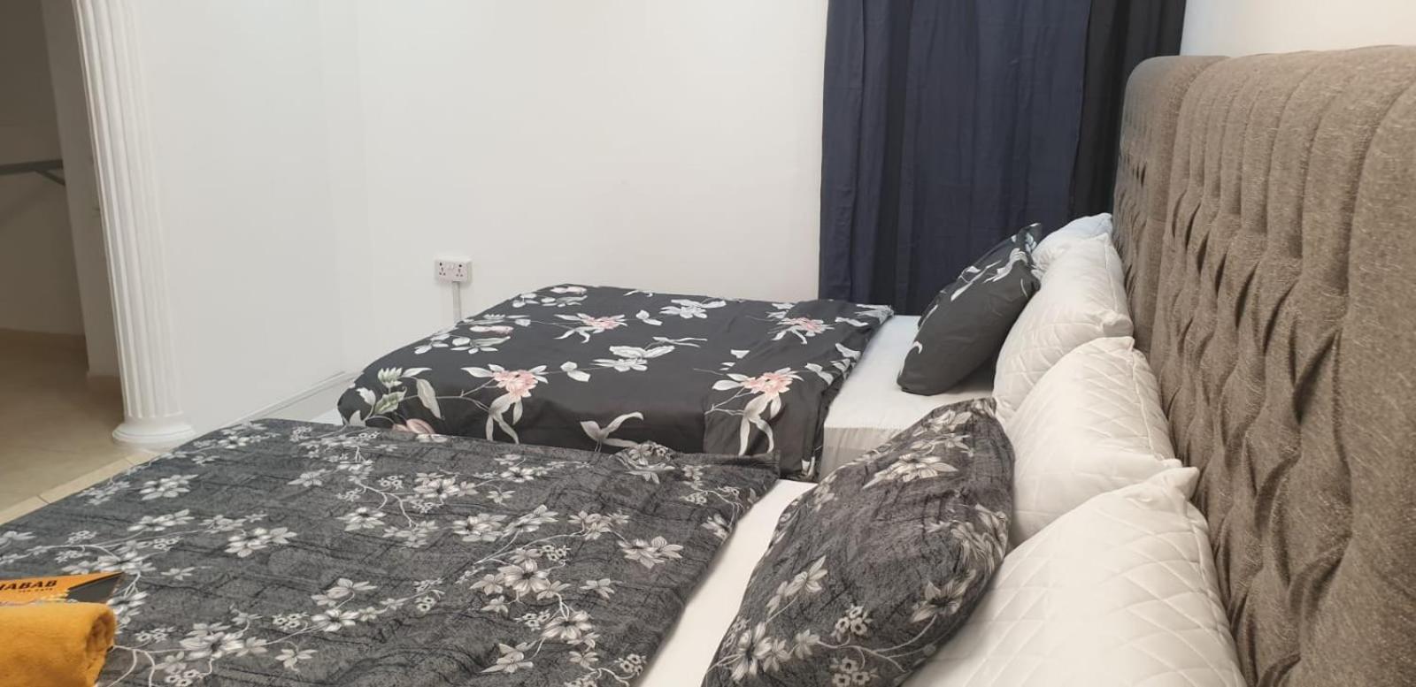 Private Couples Attached Bathroom & Free Private Parking Hourly Rates Available Love hotel *