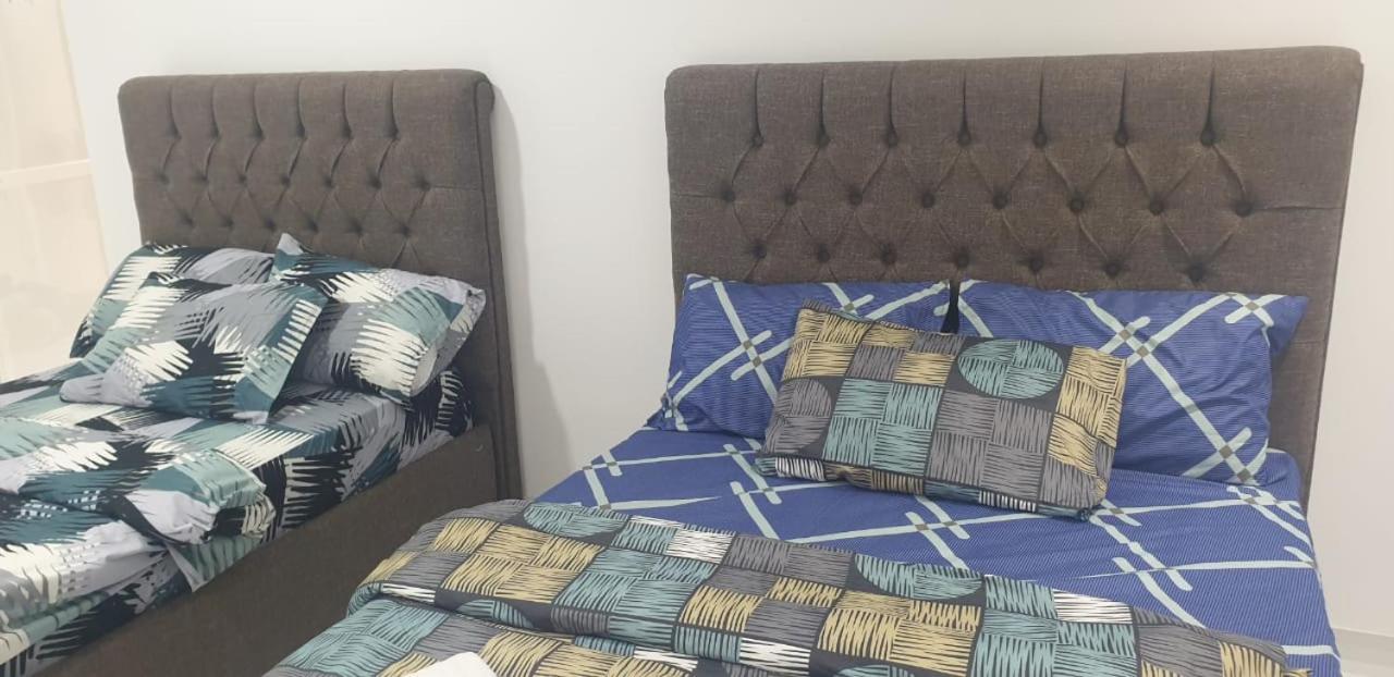 Private Couples Attached Bathroom & Free Private Parking Hourly Rates Available
