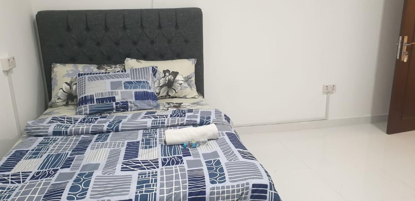 Private Couples Attached Bathroom & Free Private Parking Hourly Rates Available Love hotel