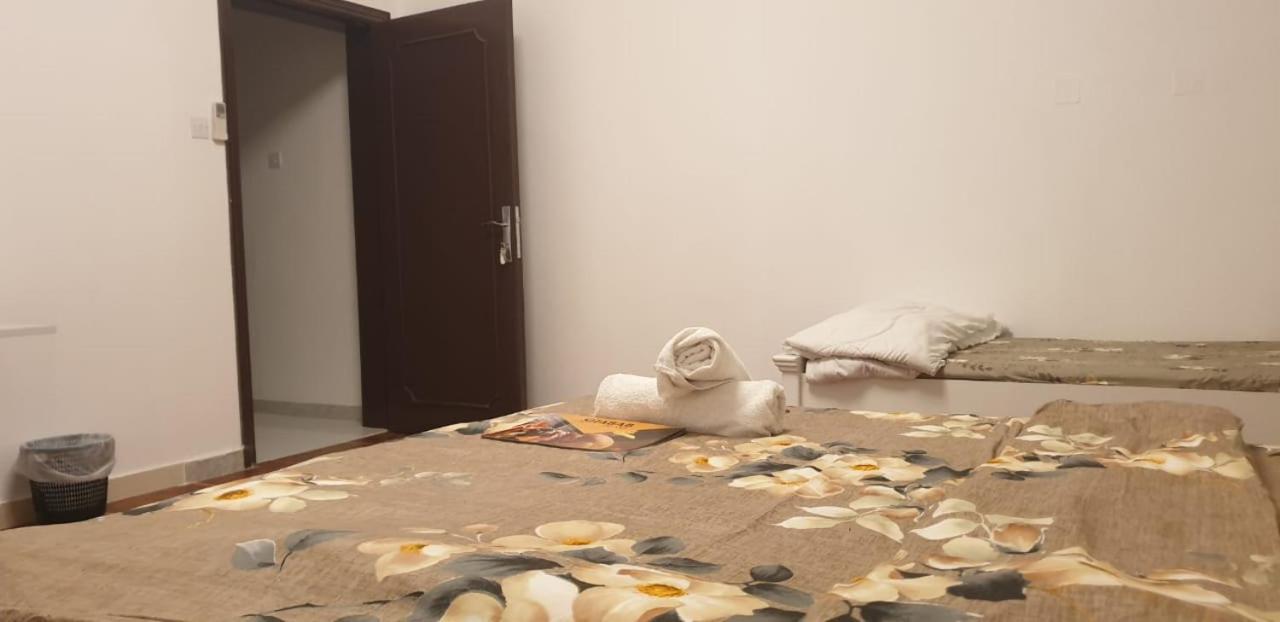 Private Couples Attached Bathroom & Free Private Parking Hourly Rates Available Love hotel *