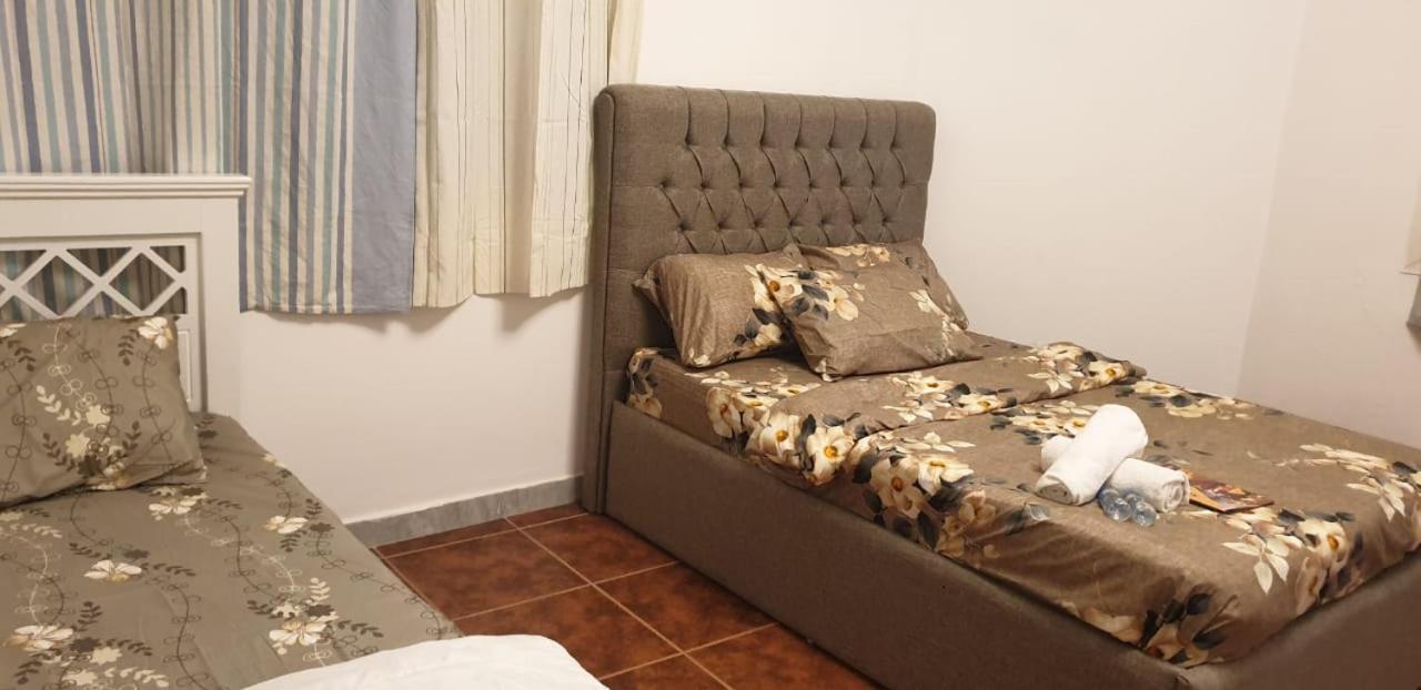 Private Couples Attached Bathroom & Free Private Parking Hourly Rates Available *