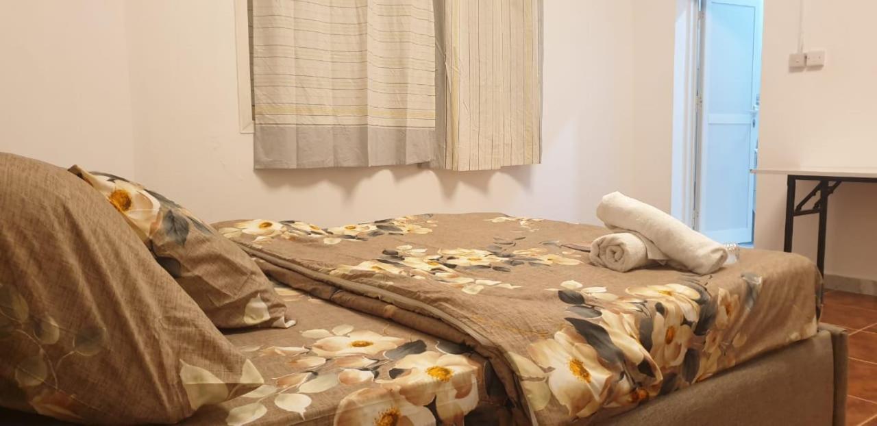 Private Couples Attached Bathroom & Free Private Parking Hourly Rates Available Love hotel