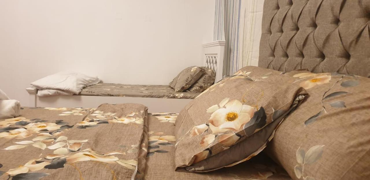 Private Couples Attached Bathroom & Free Private Parking Hourly Rates Available Love hotel *