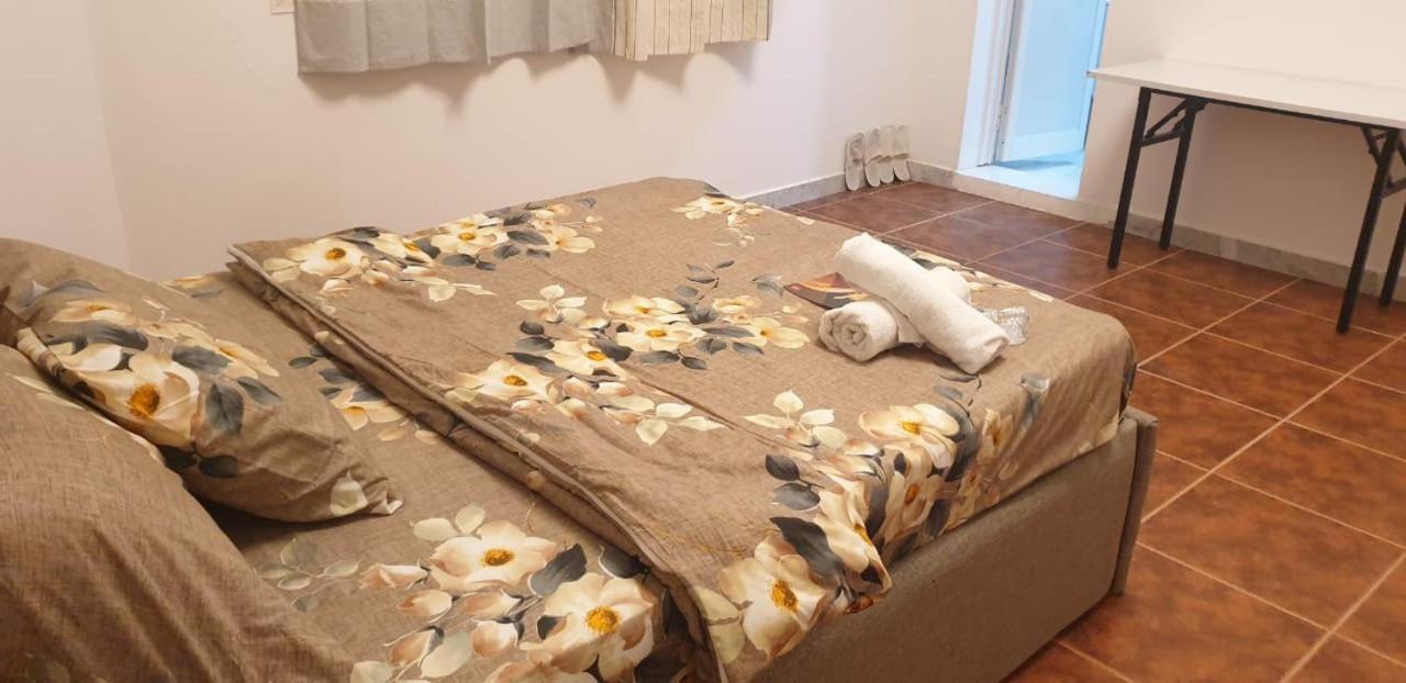 Private Couples Attached Bathroom & Free Private Parking Hourly Rates Available *