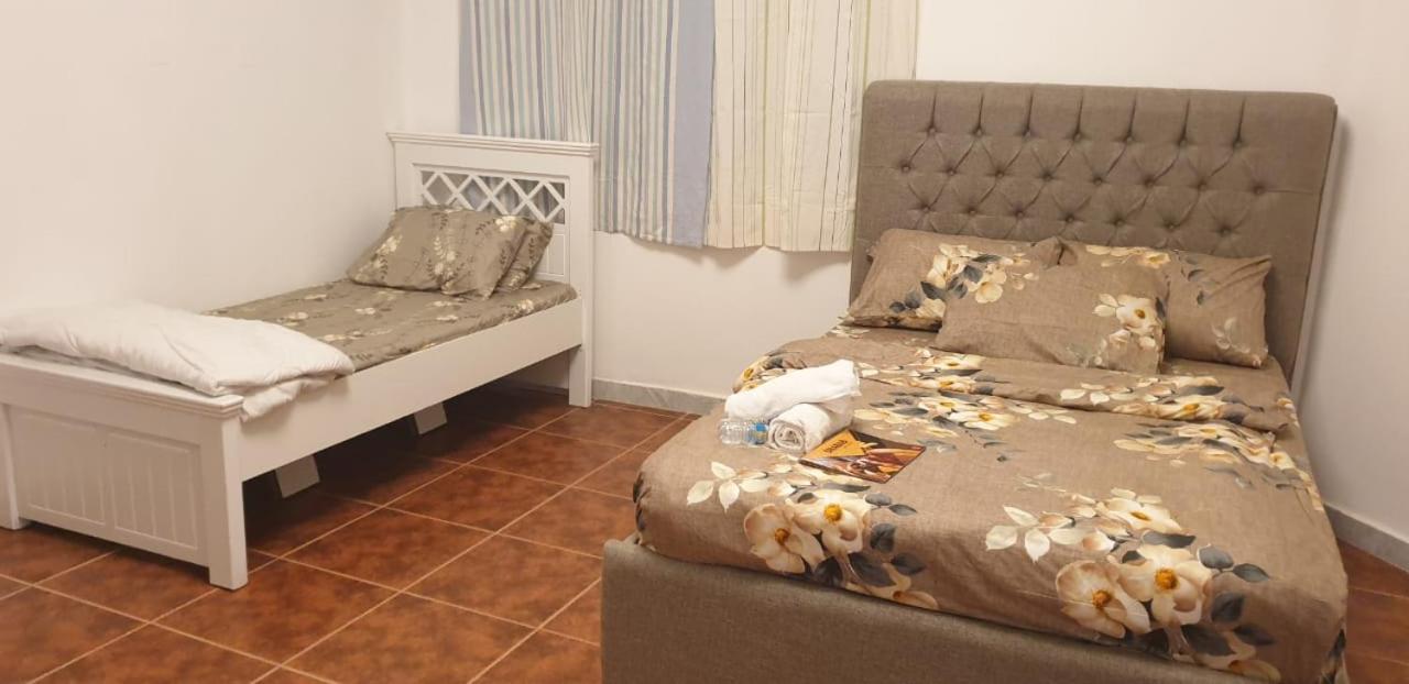 Private Couples Attached Bathroom & Free Private Parking Hourly Rates Available Love hotel