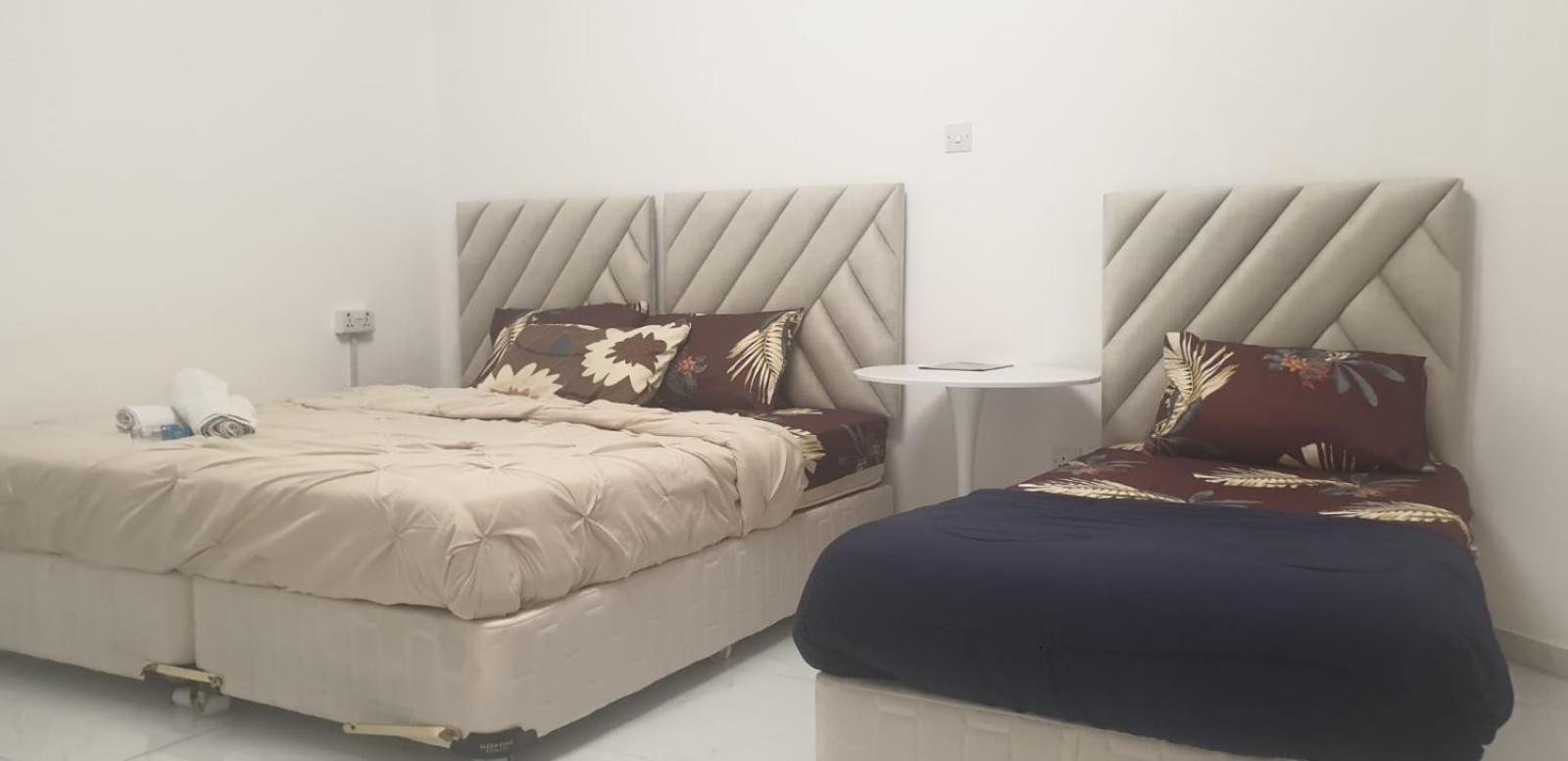 Love hotel Private Couples Attached Bathroom & Free Private Parking Hourly Rates Available *