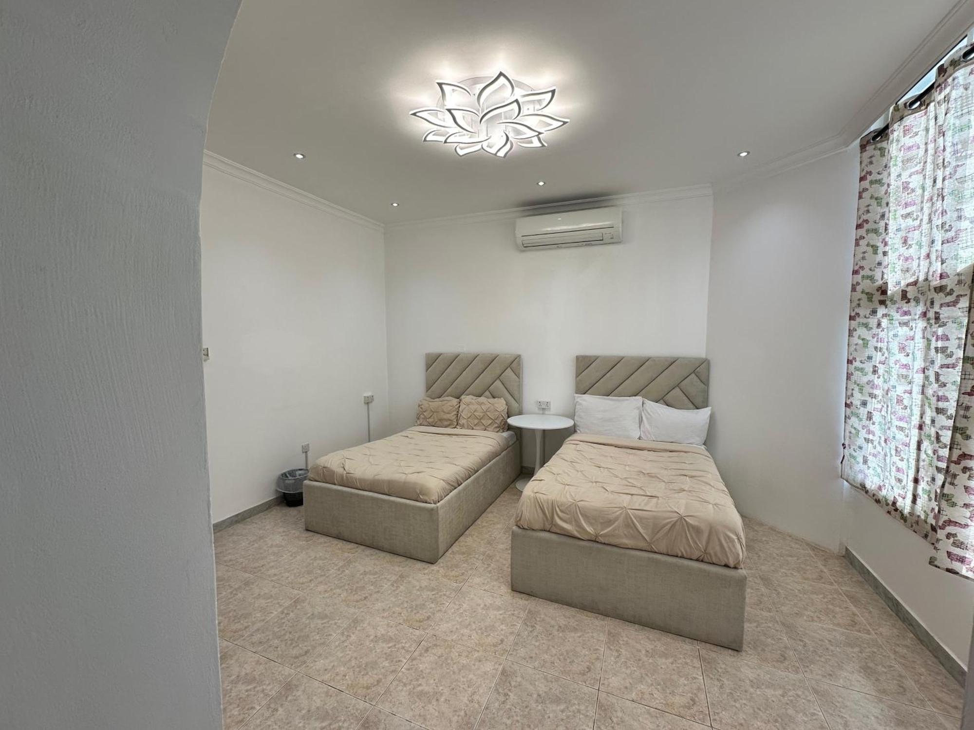 Private Couples Attached Bathroom & Free Private Parking Hourly Rates Available Love hotel *